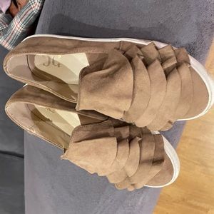 Ruffled slip-on shoes